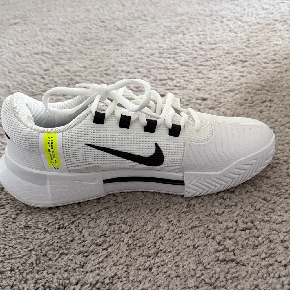 Nike women’s white hard court Shoes